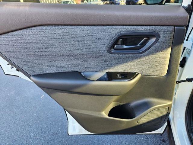 Vehicle image 14 of 27