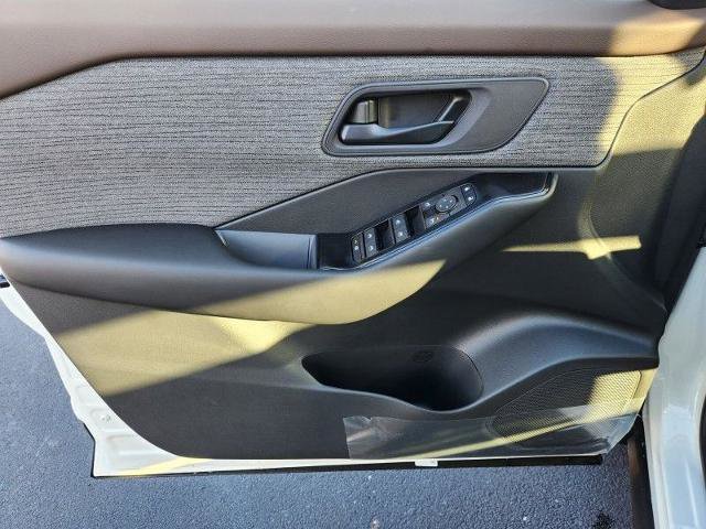 Vehicle image 25 of 27
