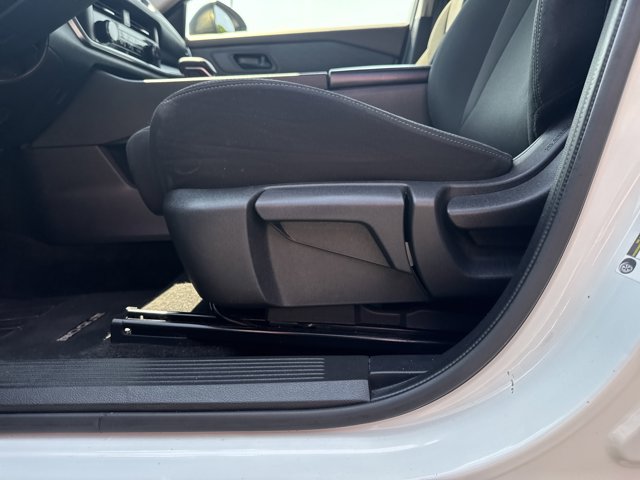 Vehicle image 16 of 33