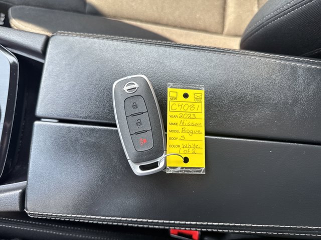 Vehicle image 27 of 33