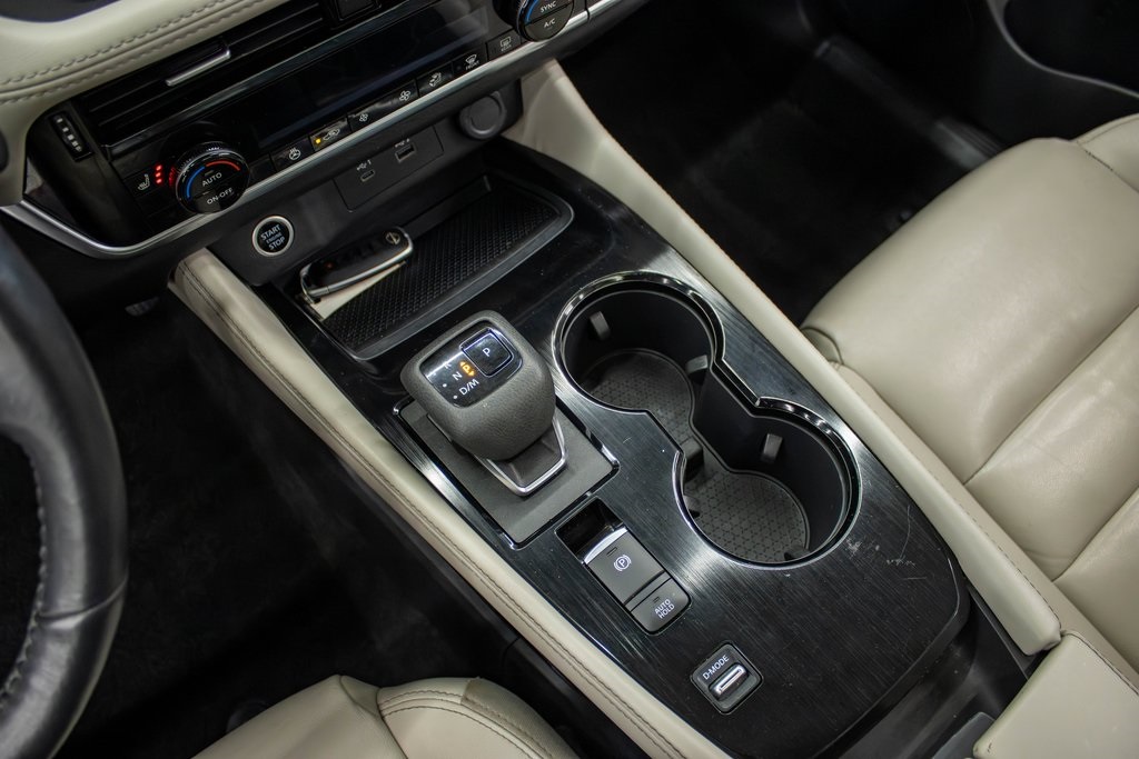 Vehicle image 21 of 28