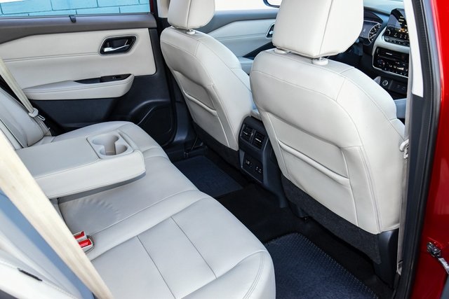 2023 Nissan Rogue SL Image 15 of 35