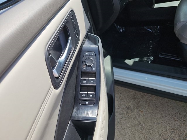 Vehicle image 11 of 24