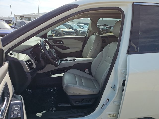 Vehicle image 10 of 24