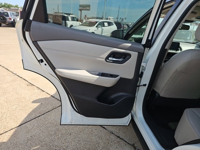 Vehicle image 9 of 24