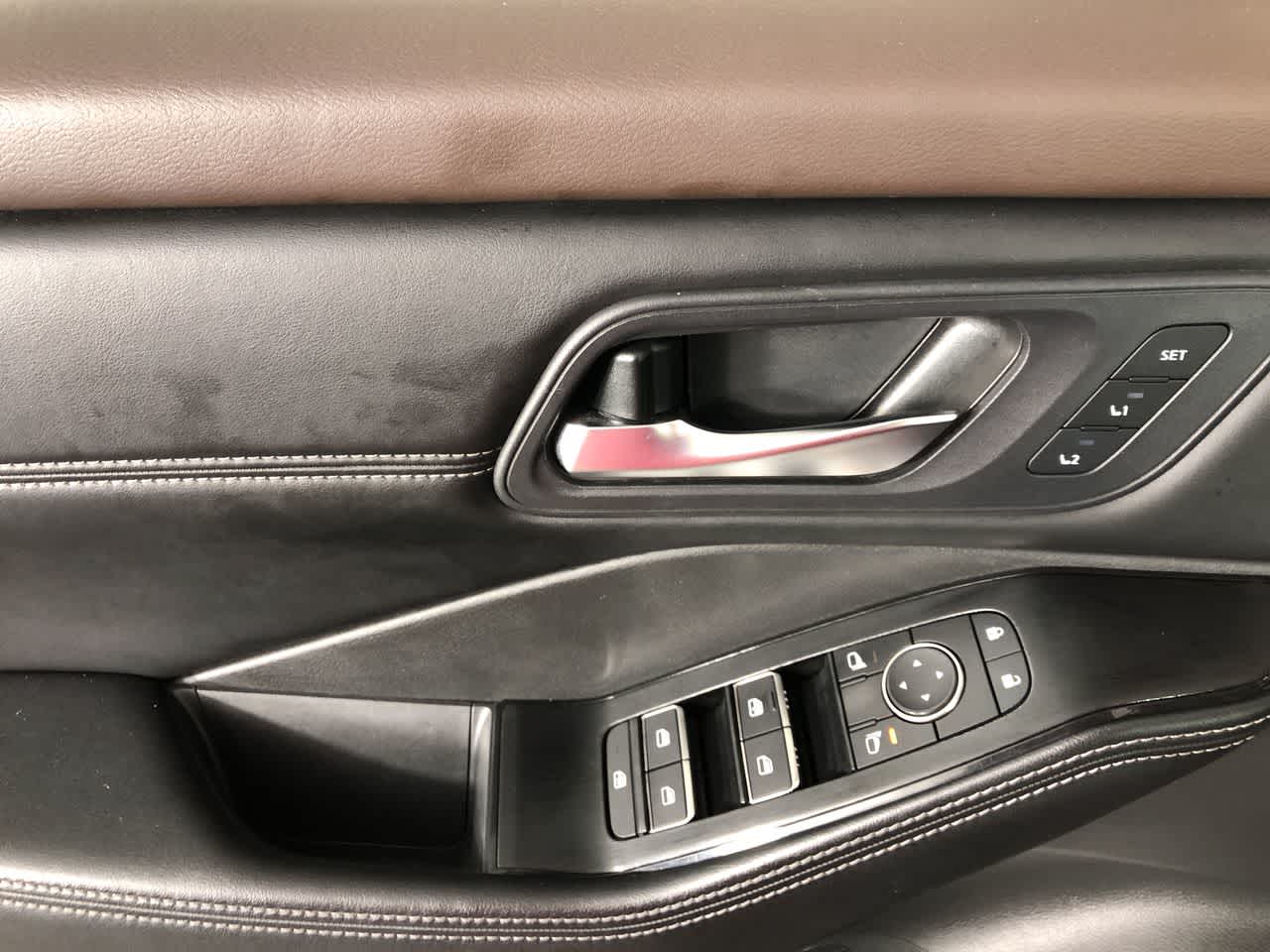 Vehicle image 11 of 23