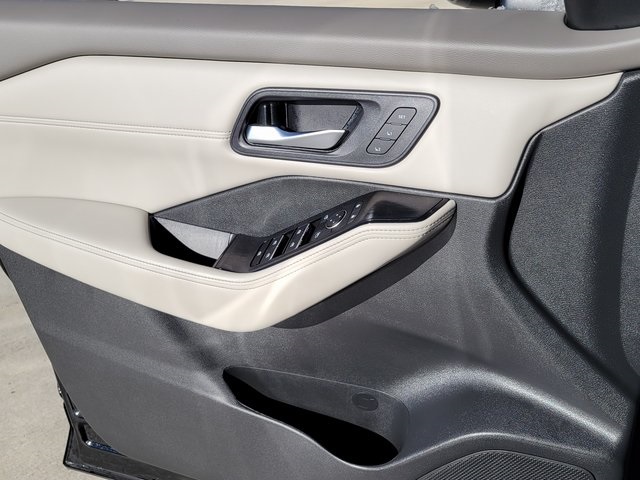 2023 Nissan Rogue SL Image 17 of 20