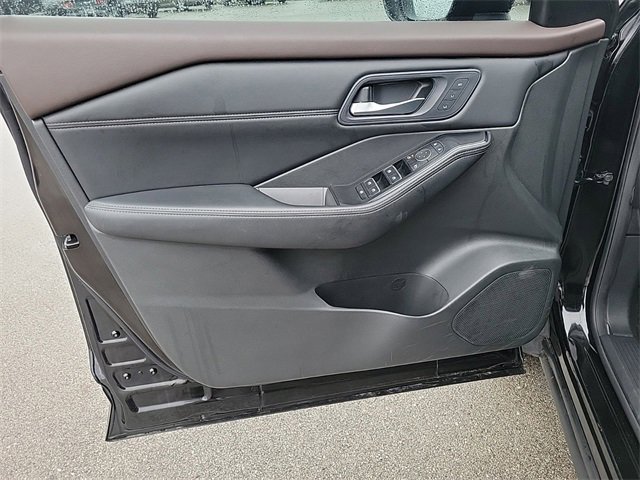 Vehicle image 17 of 31