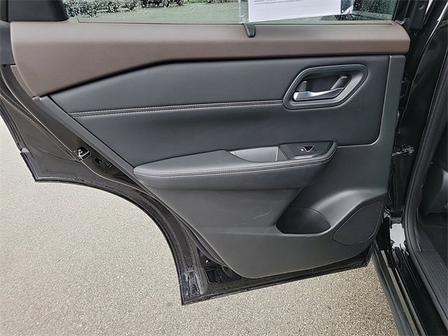 Vehicle image 11 of 31