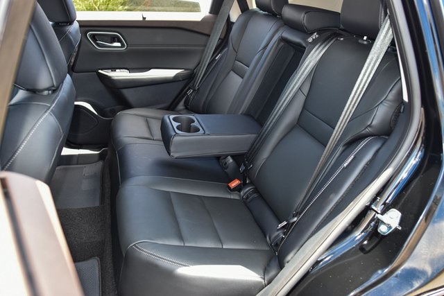 2023 Nissan Rogue SL Image 17 of 40