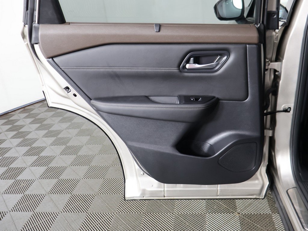 2023 Nissan Rogue SL Image 30 of 54