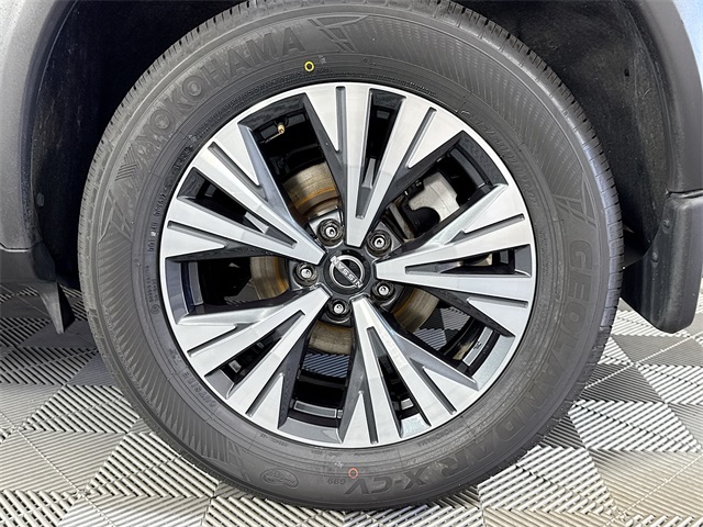 2023 Nissan Rogue SV Image 8 of 34