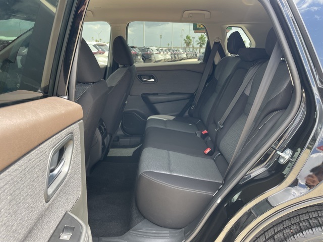 Vehicle image 11 of 21