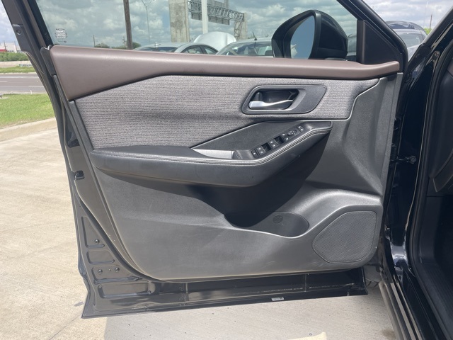 Vehicle image 16 of 21
