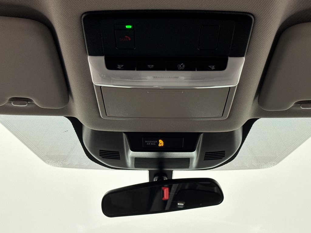 Vehicle image 33 of 44