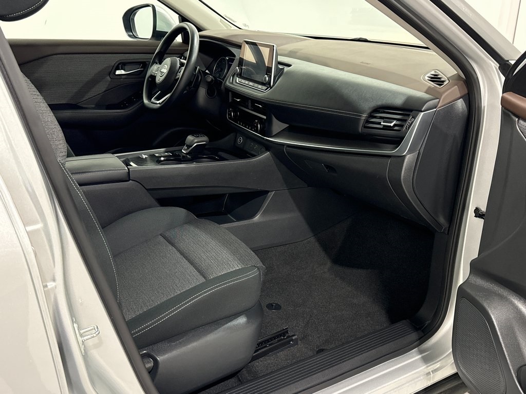Vehicle image 27 of 44