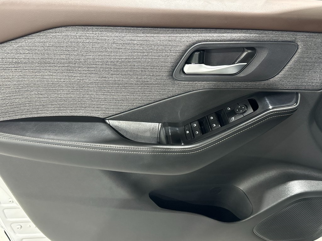 Vehicle image 21 of 44
