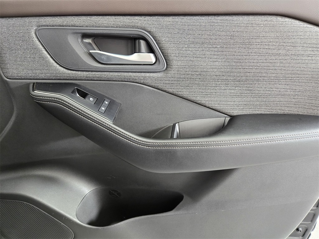 Vehicle image 20 of 32