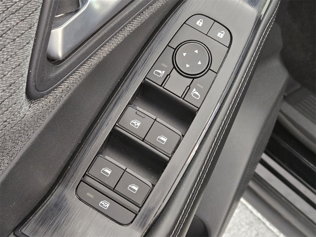 Vehicle image 23 of 32