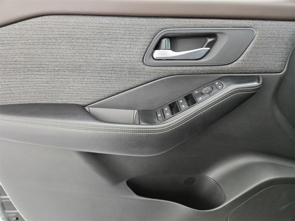 Vehicle image 22 of 32
