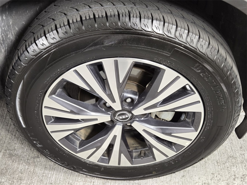 Vehicle image 10 of 32