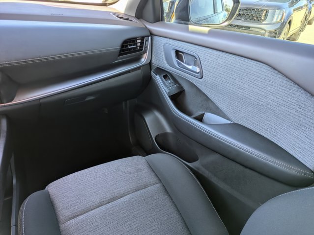 2023 Nissan Rogue SV Image 30 of 36