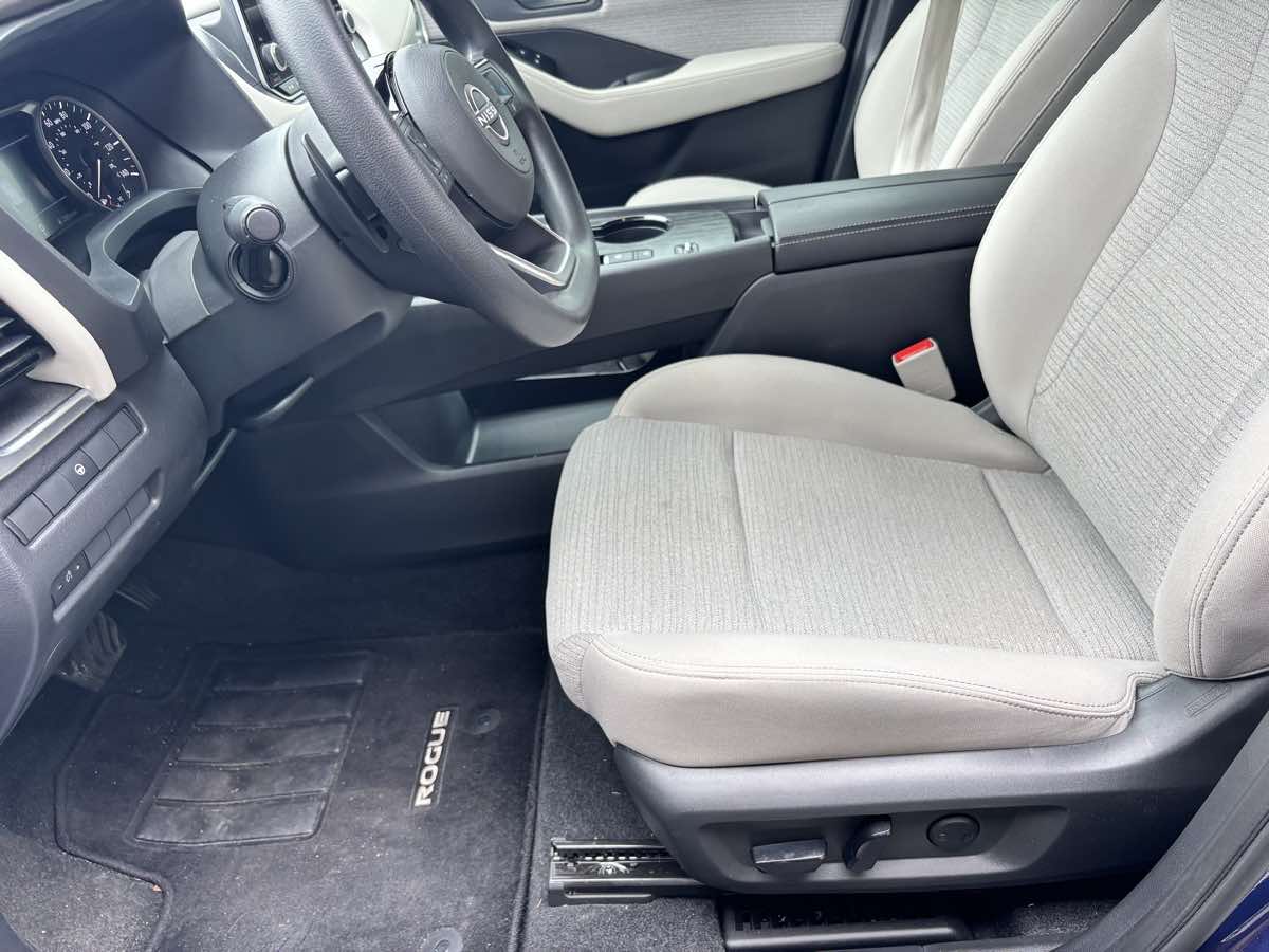 Vehicle image 23 of 33