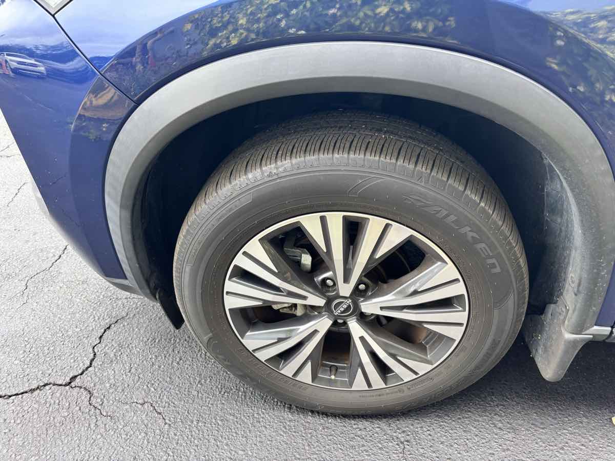 Vehicle image 21 of 33