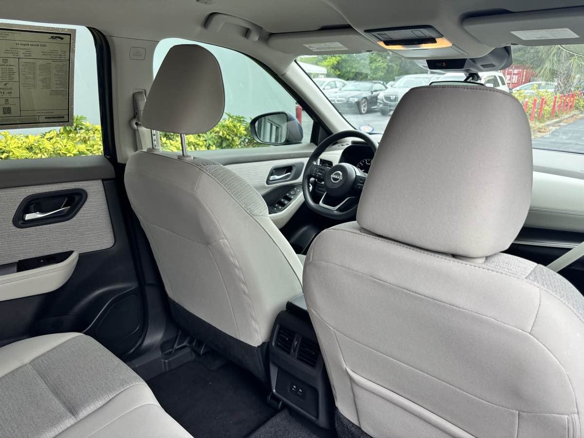 Vehicle image 13 of 33