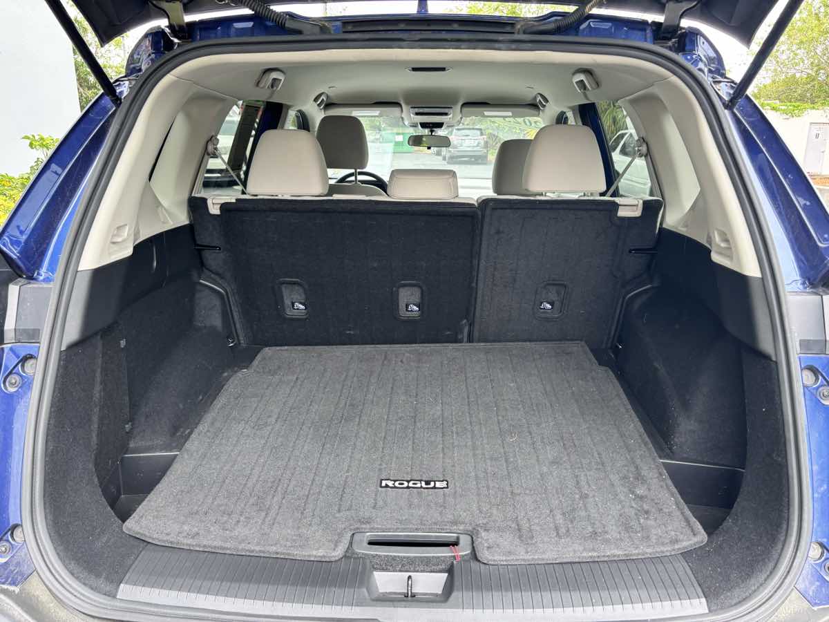 Vehicle image 17 of 33