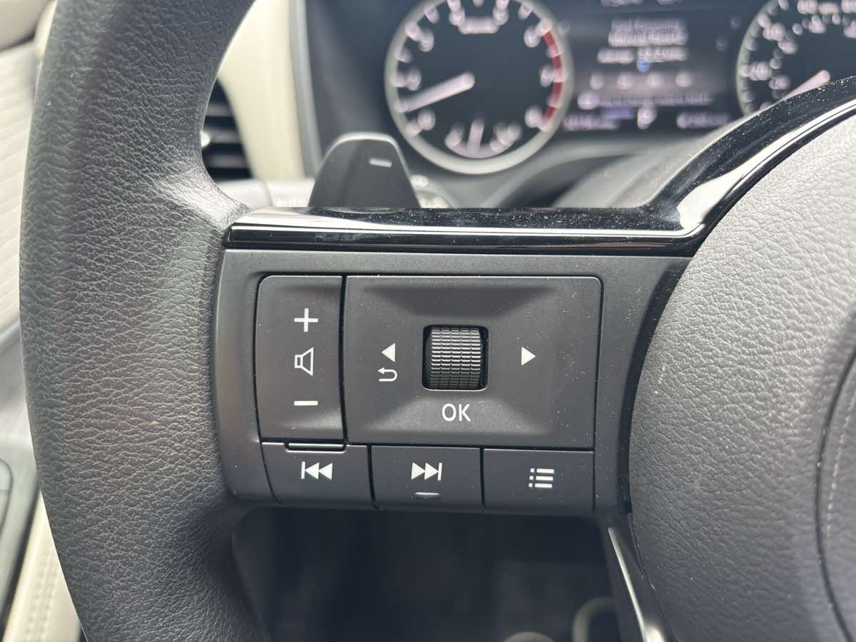 Vehicle image 28 of 33