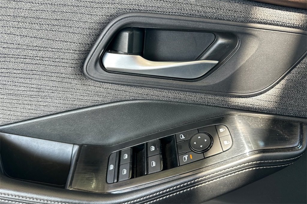 2023 Nissan Rogue SV Image 24 of 48