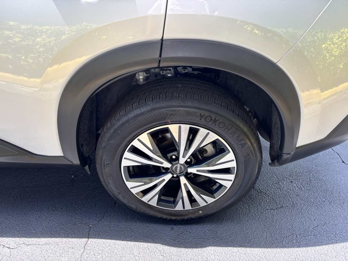 Vehicle image 18 of 25