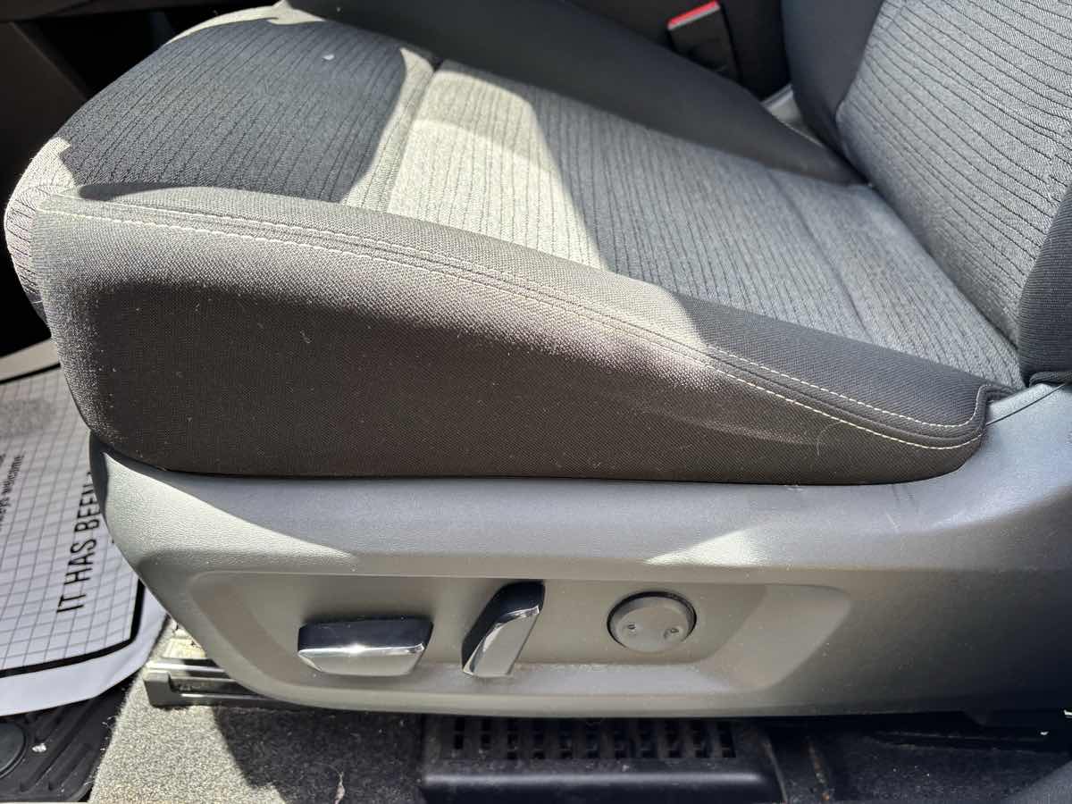 Vehicle image 21 of 25