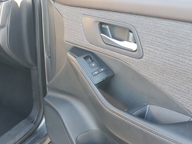 Vehicle image 31 of 33