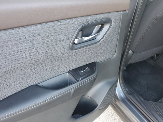 Vehicle image 16 of 33