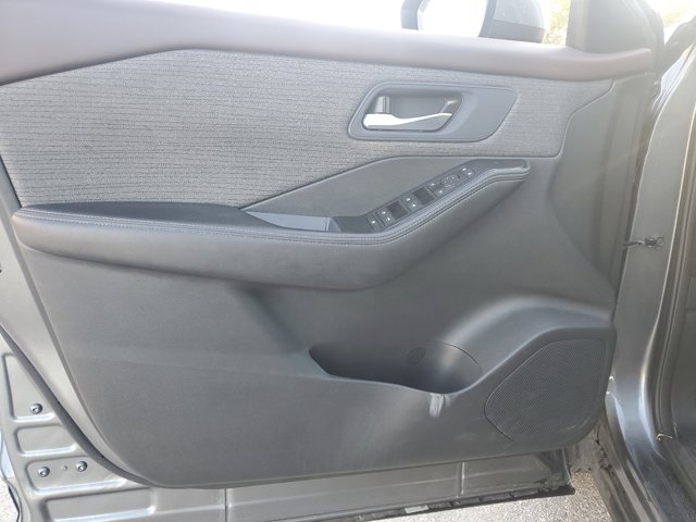 Vehicle image 23 of 33