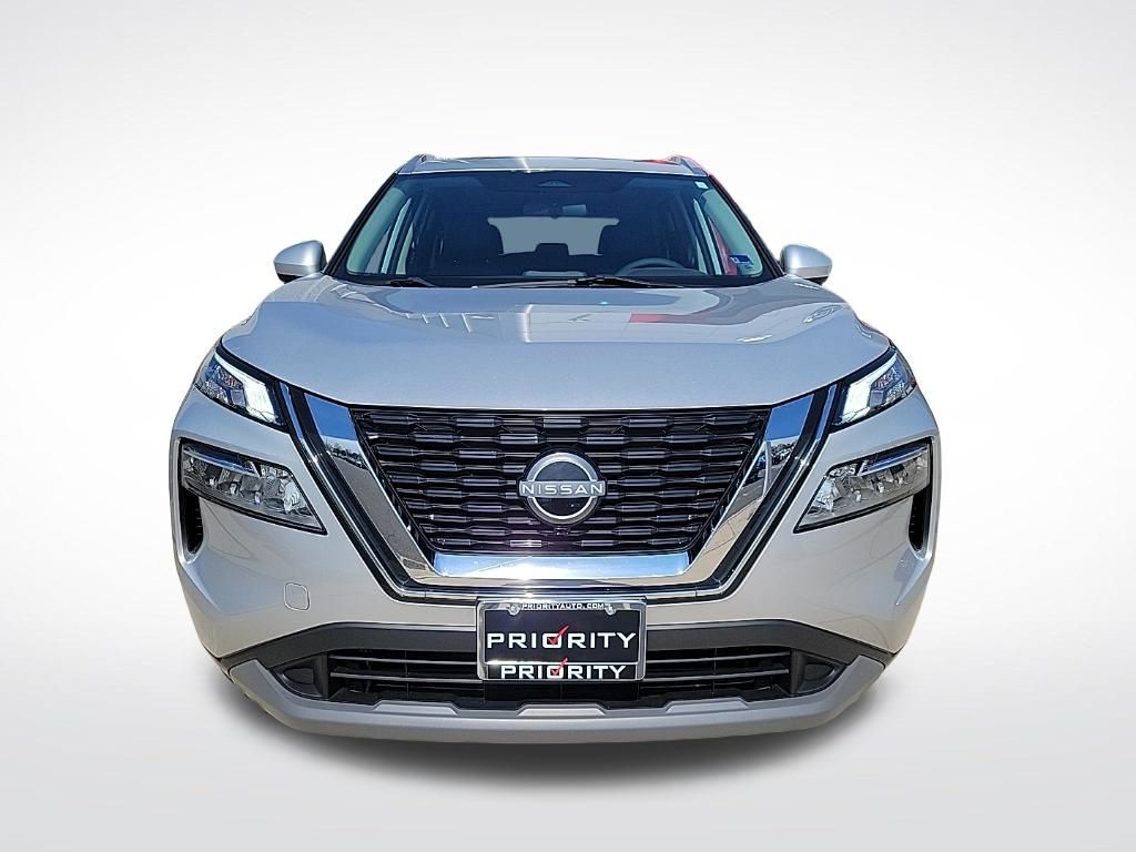2023 Nissan Rogue SV Image 2 of 32