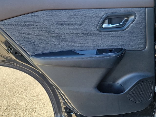 Vehicle image 16 of 31