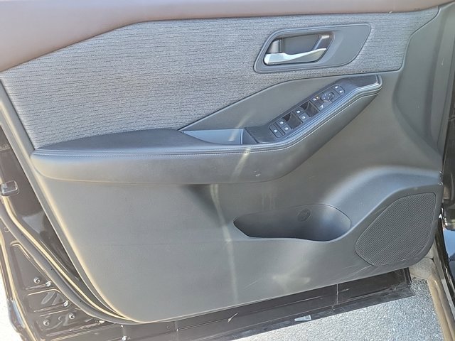 Vehicle image 21 of 31