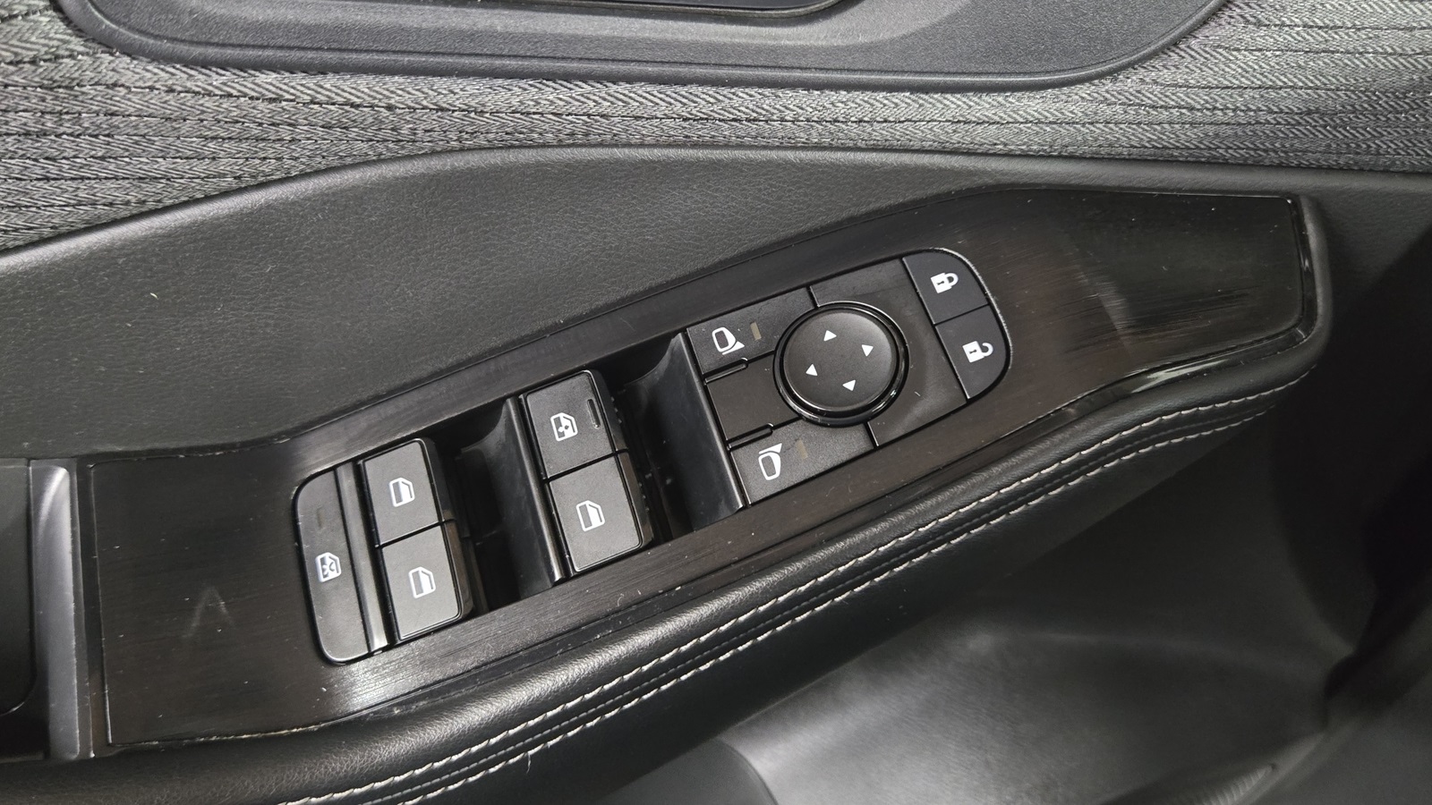 2023 Nissan Rogue SV Image 19 of 32