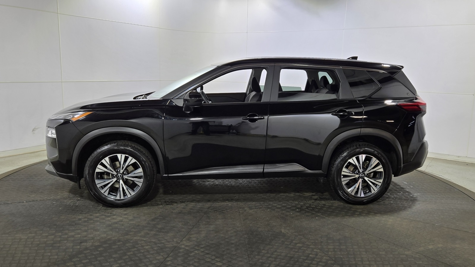 2023 Nissan Rogue SV Image 8 of 32