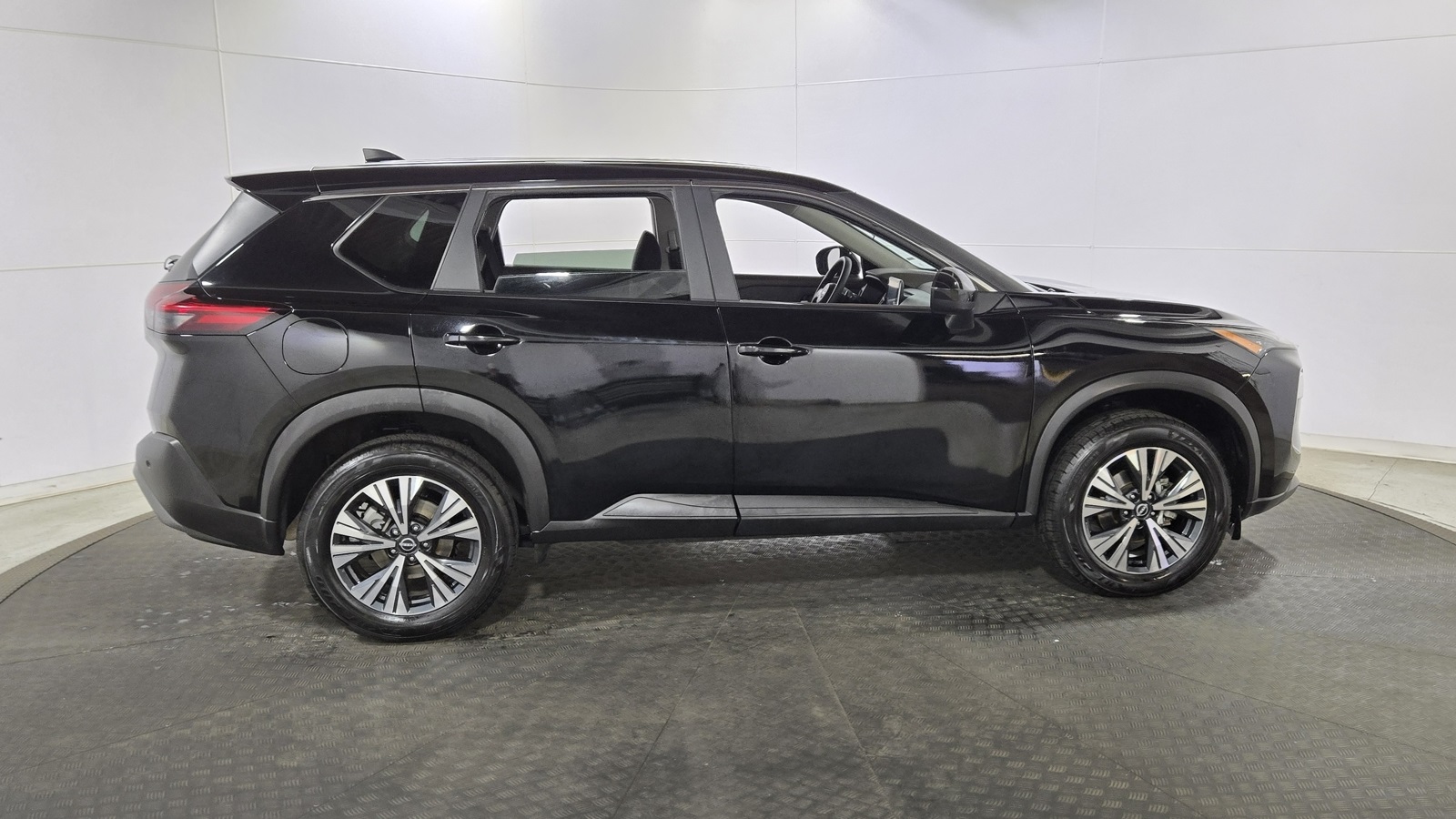 2023 Nissan Rogue SV Image 4 of 32