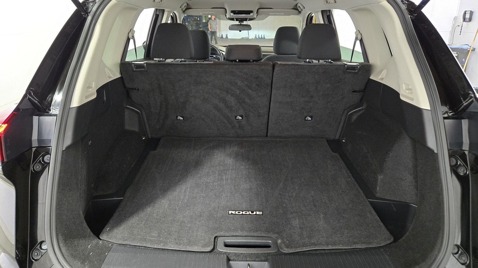 2023 Nissan Rogue SV Image 28 of 32