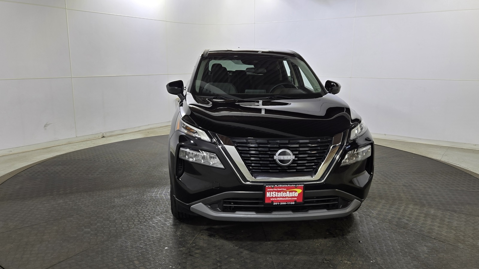 2023 Nissan Rogue SV Image 2 of 32