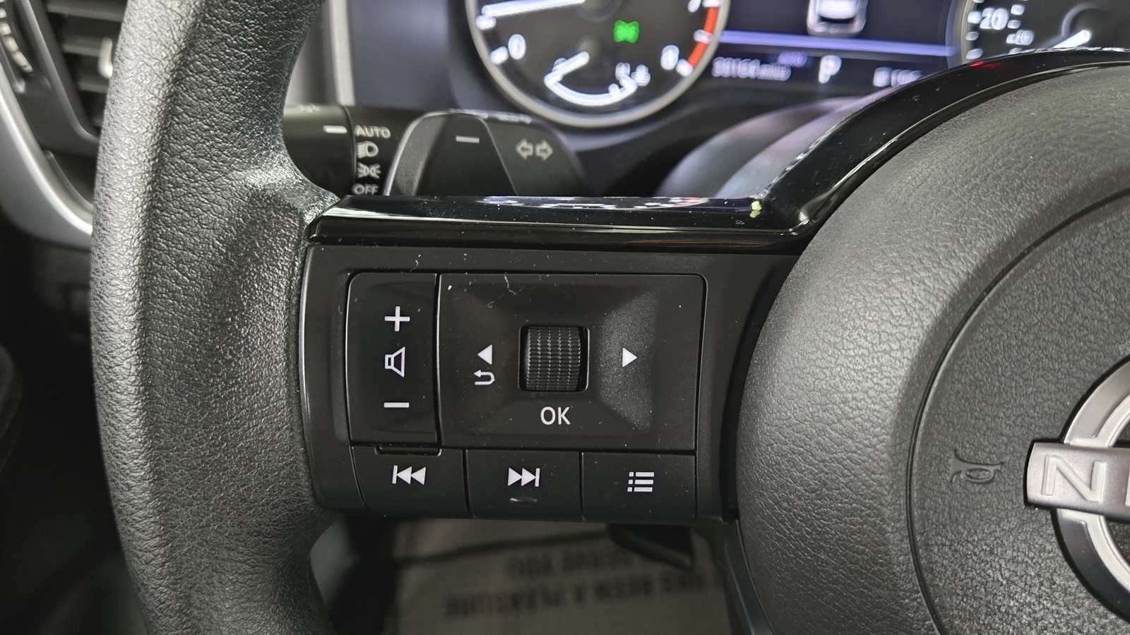 2023 Nissan Rogue SV Image 11 of 32