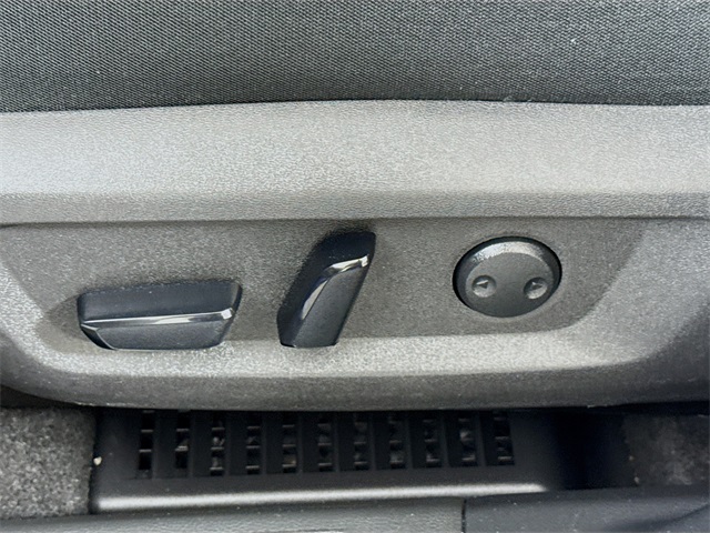 2023 Nissan Rogue SV Image 33 of 34