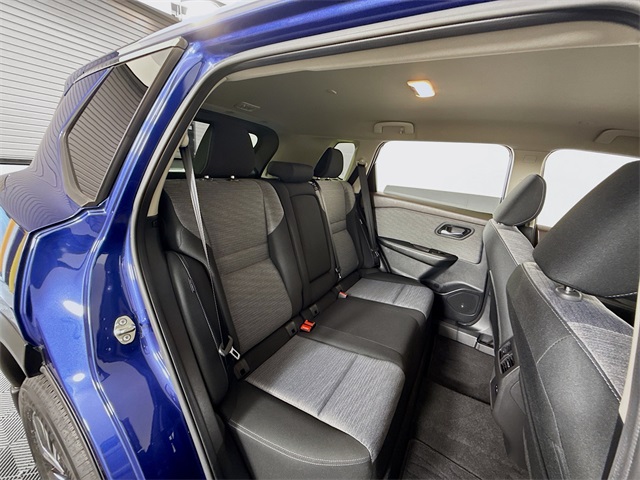 2023 Nissan Rogue SV Image 11 of 34