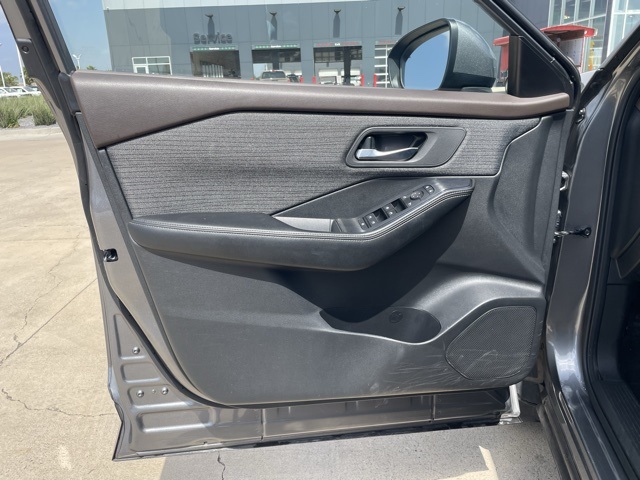 Vehicle image 13 of 21