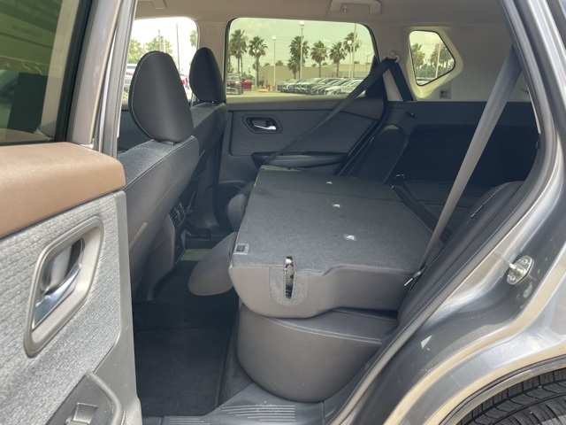 Vehicle image 18 of 21